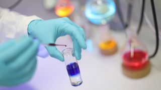 Die Entwicklung der Katalysatoren erfolgt zunächst im Labormaßstab. Anschließend wird das funktionierende Katalysatorsystem in einen größeren Pilotmaßstab übertragen.  (Bild: Likat/Gohlke)