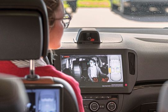 Der ADAC hat in einem Test überprüft, wie gut Prototypen von In-Cabin-Sensing-Systemen (ICS) abgelenkte Autofahrer erkennen können. Der ADAC hat in einem Test überprüft, wie gut Prototypen von In-Cabin-Sensing-Systemen (ICS) abgelenkte Autofahrer erkennen können.