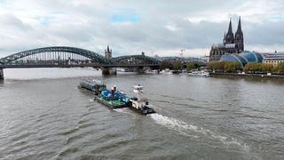 In vier Module geteilt, wurde die Konstruktion mittels mehrerer Schubschiffverbände über den Rhein transportiert. (Bild: EDL)