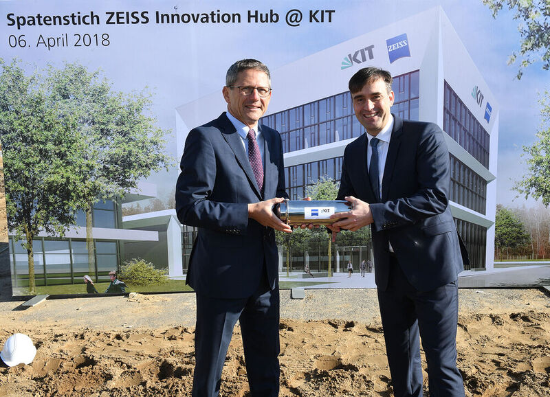 Prof. Michael Kaschke, Vorsitzender des Vorstands der Carl Zeiss AG, übergab eine Zeitkapsel an Marc Weimann, Facility Management Carl Zeiss AG. (Bild: Carl Zeiss AG)