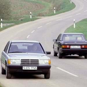 Der Verkauf des neuen Modells verlief anfangs enttäuschend. Der W 201 war bei der Einführung teurer als die höher positionierte Mittelklasse-Limousine W 123. Durch den sukzessiven Ausbau der Modellpalette (1983 folgten der 190 Diesel und das Sportmodell 190 E 2.3-16) erfreute sich das neue Modell jedoch schnell einer großen Beliebtheit, sodass Lieferfristen von einigen Monaten üblich wurden.(Bild:  Hersteller)