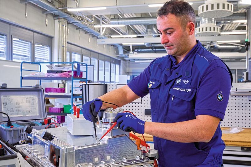 Das Brennstoffzellensystem des BMW iX5 Hydrogen (Bild: BMW)