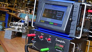 Bild 1: Tragbare Kalibrierungsgeräte (unten) ermöglichen den Besitzern von Netzteilen von Orbitalschweißgeräten, diese am Einsatzort zu testen und zu kalibrieren (oben). (Bild: Swagelok)