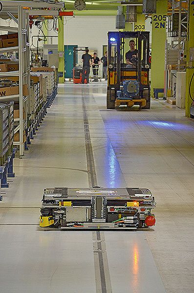 Auf den langen Strecken können die Module berührungslos Energie aufnehmen.  (Bild: Jablonski)