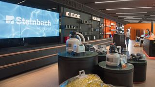 Steinbach, ein führender Anbieter von Pools und Zubehör, setzt an seinem oberösterreichischen Standort Messgeräte und die Visualisierungssoftware Gridvis von Janitza ein. (Bild: Martin Witzsch)