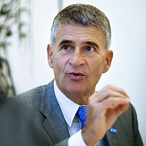 Dr. Jürgen Hambrecht, Vorsitzender des Vorstands der BASF: „Niemand kann Ihnen zurzeit sagen, wie lange die Weltwirtschaft noch mit den Folgen der Finanzkrise kämpfen muss und wie lange die derzeitige Schwächephase anhalten wird. Eine solide Prognose ist angesichts der außerordentlichen Unsicherheiten derzeit nicht möglich.“