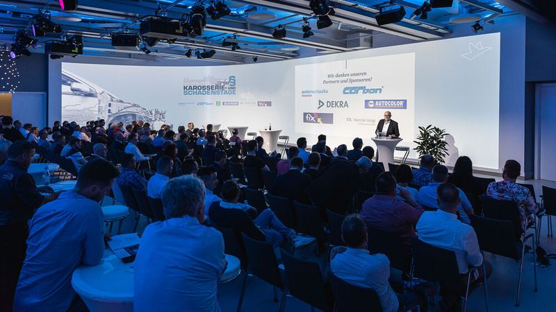 Die Vorträge fanden im modernsten Saal des Vogel Convention Centers statt und wurden live auf mehrere Screens in den Ausstellungshallen übertragen. (Bild: Stefan Bausewein)