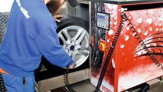 Beim Trockenblasen entfernt der Anwender auch eventuell im Reifenprofil haftende Granulatperlen. (Holz)