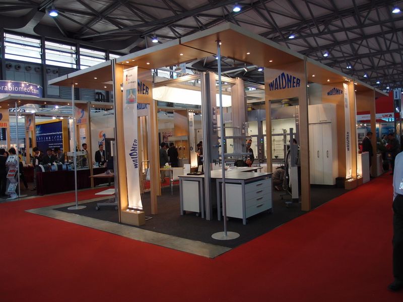 Europäische Labormöbelhersteller wie Waldner präsentierten sich auf der Analytica China. (Bild: LABORPRAXIS)