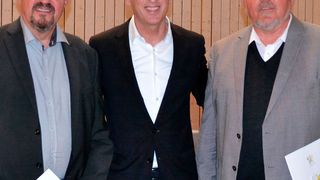 Der neue Steinmeyer-Geschäftsführer Dr.-Ing. Manfred Münch (Mi.) würdigte in einer Feierstunde die Verdienste von Alexander (li.) und Joachim Beck (re.)   (Steinmeyer)