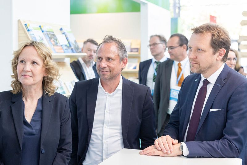 Bundesumweltministerin Steffi Lemke, der bayerische Umweltminister Thorsten Glauber und Messegeschäftsführer Stefan Rummel beim Messerundgang. (Bild: Messe München)
