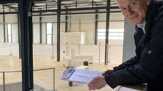 TAK-Geschäftsführer Rüdiger Semper besichtigt die Halle für das neue Labor in Bornheim. Noch laufen die letzten Arbeiten. Mitte Februar sollen die Schulungen starten. (Bild: Pfaff – »kfz-betrieb«)