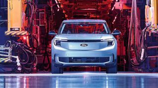 Der vollelektrische Ford Explorer sollte die Ford-Werke in Köln in die Zukunft führen. Daraus ist bislang nichts geworden. Nun drohen die Arbeitnehmer mit Streik. (Bild: Ford)