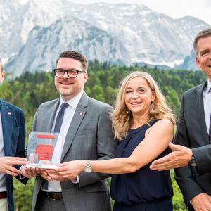 Das Autohaus J. Reith aus Ingolstadt nahm im Schloss Elmau den Ichiban 2022 in Empfang (v. li.): Matt Harrison, Präsident und CEO Toyota Motor Europe; Jakob Reith jun., Verkaufsleiter im Autohaus J. Reith; Cornelia Reith-Appel, Marketingleiterin im Autohaus J. Reith; und André Schmidt, Präsident Toyota Deutschland.(Bild:  Toyota)