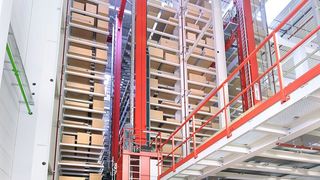 Das vollautomatische Arbeitsplattenlager im Werk 2 des Küchenherstellers Nobilia am Standort Verl-Kaunitz. (Bild: MLOG Logistics GmbH)