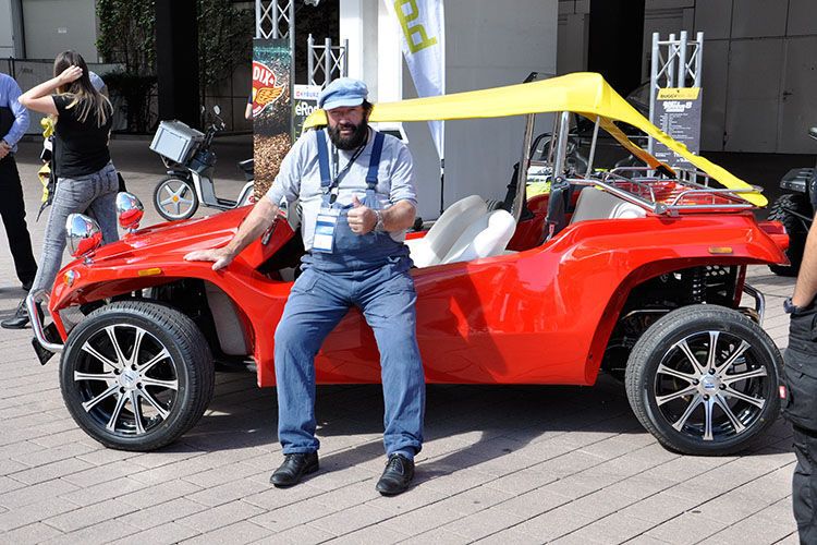 Herrje, zwischen real und virtuell zu unterscheiden, wird immer schwieriger: Das ist doch Bud Spencer, oder? Nein, der ist gestorben. Also ein Double? Egal, auf der IAA ist er mit seinem Lieblings-Töff-Töff unterwegs: Es muss rot sein und ein gelbes Häubchen haben. (Schreiner / »kfz-betrieb«)