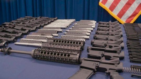 Die Summe für Waffenexporte aus der Bundesrepublik war mit rund 12 Milliarden Euro zwar weiterhin recht hoch, doch die einstigen Rekordmarken wurden damit 2025 unterschritten. Waffengeschäfte sind zwar wieder salonfähig, doch es regt sich auch Kritik ... (Bild:  Gemini pro)