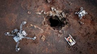 Im Projekt „CoRob-X“ wurde unter Koordination des Deutschen Forschungszentrums für Künstliche Intelligenz (DFKI) untersucht, wie sich potenzielle Orte für zukünftige Basislager auf dem Mond erreichen und erforschen lassen. Die DFKI-Rover SherpaTT (links) und Coyote III (mitte) sowie der Rover LUVMI-X von Space Applications Services NV/SA (rechts) meistern diese Aufgabe ganz allein. (Bild: Tobias Stark - DFKI)