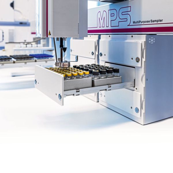 2 Im Zentrum der Online-Lösung steht ein leistungsfähiger Autosampler (Gerstel-MPS robotic pro) u.a. mit gekühlten und vor Licht geschützten Schubladentrays und temperierbarer Schütteleinheit. (Bild: Gerstel/copyright by Wolfram Schroll)