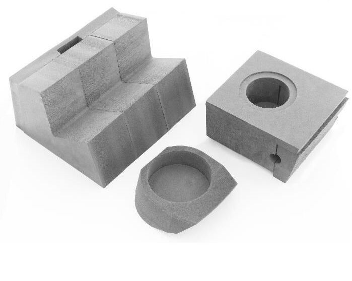 Auch Schaumstoffe bringt Popp nach individuellen Angaben in Form. Bei Bedarf sorgt Kleben dafür, dass auch unterschiedlichste Materialkombinationen entstehen können. (Bild: Popp)