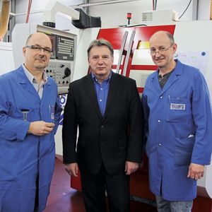 Bei der Sphinx Werkzeuge AG: Rico Pollak von Blaser Swisslube in der Mitte sowie Patrick Adam und Jean-Marc Salomon von der Sphinx Werkzeuge AG.