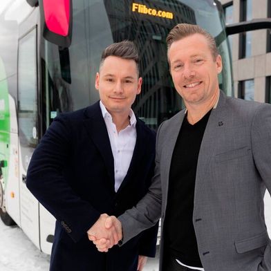 Der obligatorische Handschlag auf eine zukünftige Partnerschaft: Tobias Stüber, CEO von Flibco (links) und André Schwämmlein, CEO von Flix (rechts). (Bild: Robert Gongoll)