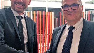 Benno Reichmuth (l.), General Manager des Hubs Südwesteuropa bei SSI Schäfer und Präsident von GRN Logistic, und Laurent Gourdon, Generaldirektor von GRN Logistic, besiegeln die Übernahme. (SSI Schäfer)