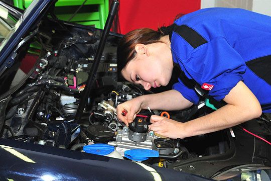 Julia Böckle lernt im Citroën Autohaus Esenwein in Memmingen, hier musste sie den Fehler in der Motoronic eines VW Golf finden. (Archiv: Vogel Business Media)