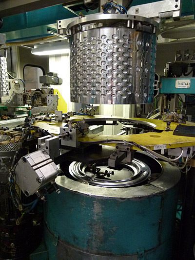 Zuerst wird die Trommel mit dem Stirnboden zusammen montiert. Dies geschieht durch Falzen. (Bild: Kuhn)