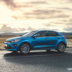 Die Frontschürze sowie die Nebelleuchten wurden überarbeitet und erstmalig gibt es LED-Scheinwerfer mit neuem Tagfahrlichtdesign.(Bild:  Kia)