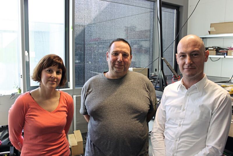 Isabelle Aeschlimann und Fabien Grevoz-Sicurani von EcoRobotix mit Cédric Weber von Igus Schweiz (von links). (Igus)