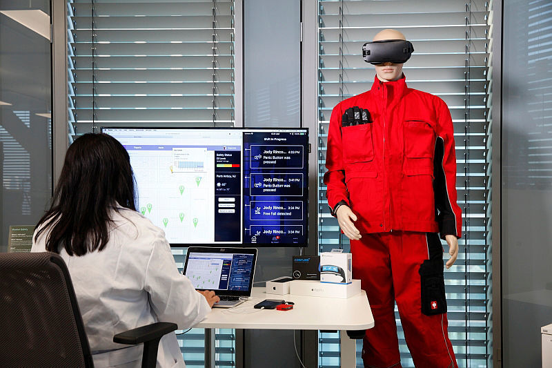 Hier wird der Einsatz einer VR-Brille ausprobiert. (IBM)
