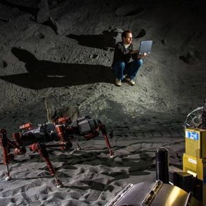 Das in seiner Mobilität einzigartige Robotersystem beim Test in der 288 m² großen Weltraum-Explorationshalle des DFKI Robotics Innovation Center in Bremen.