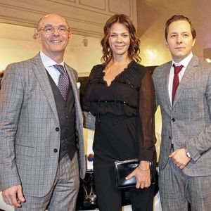 Sichtlich gut gelaunt zeigte sich Maserati-Deutschland-Chef Piergiorgio Cecco (links) mit Jessica Schwarz und ihrem Kollegen Trystan Pütter.(Bild:  BrauerPhotos / V. Simon fuer Maserati)