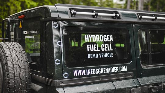 Ein Schriftzug verdeutlicht, dass sich hier ein Brennstoffzellen-Fahrzeug durch den Wald arbeitet.(Bild:  Ineos Automotive)