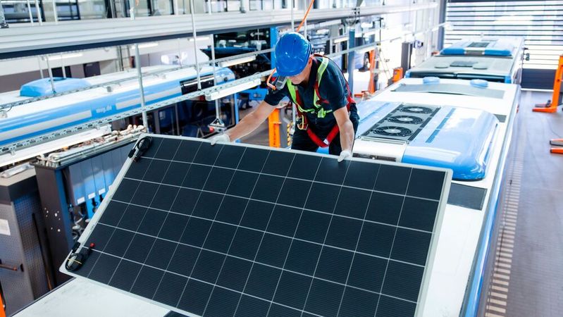 Das nachrüstbare Solarpanel liefert Strom zur Unterstützung des 24-Volt-Bordnetzes.(Bild:  ZF)