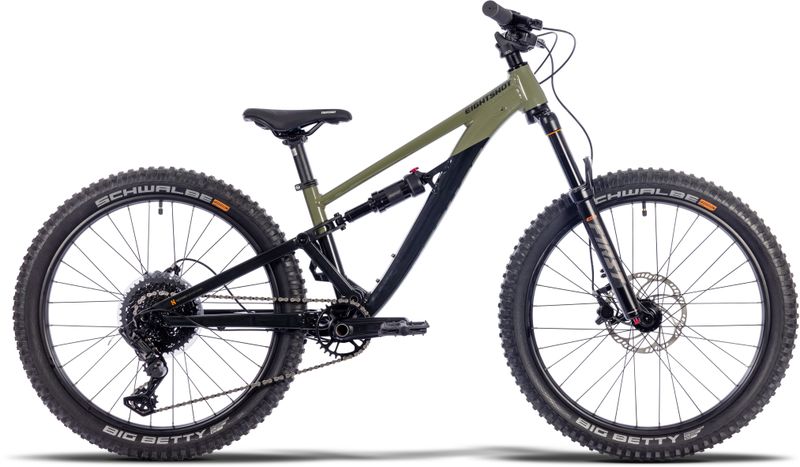 Mit dem „Groot 246“ stellt die sportive Puky-Tochter Eightshot ein vollgefedertes Mountainbike für Kinder ab sieben Jahren vor. Es ist einfach von 24 auf 26 Zoll umzurüsten und kann so mit seinen jungen Piloten mitwachsen. Das Fahrwerk mit 120 Millimetern Federweg vorn und hinten lässt sich dank Luftfederung individuell auf verschieden schwere Kinder einstellen. Eightshot positioniert das Groot als „Enduro“, also als Mountainbike auch für sehr anspruchsvolles Gelände. Der Hersteller will damit dem Trend Rechnung tragen, dass Mountainbiken immer mehr Breitensport und auch von jungen Kindern ambitioniert ausgeübt wird. Dazu passt die restliche Ausstattung mit hydraulischen Scheibenbremsen, einstellbaren Bremshebeln und Zehn-Gang-Schaltung. Das Mountainbike ist für 1.999 Euro erhältlich. (Bild: www.eightshot.com | pd-f)