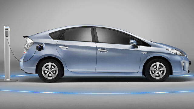 Mit voller Batterie beträgt der Normverbrauch nur 2,1 Liter Benzin pro 100 Kilometer. (Foto: Toyota)