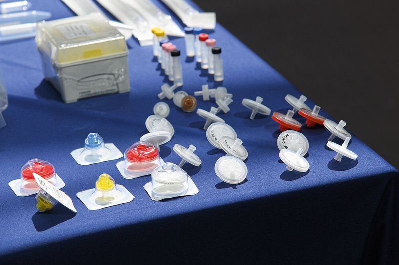 In der Produktausstellung gibt es kleine Verbrauchsmittel wie Spritzenvorsatzfilter von GVS...   Mehr Infos zu den kommenden LAB-SUPPLY-Messen finden Sie auf www.lab-supply.info (Bild: Stefan Stark)