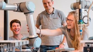 Spaß bei der Arbeit: Der Cobot hilft. (Bild: (C)www.hefti.at)