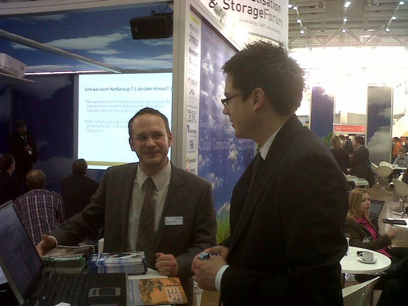 CeBIT 2011: Kollege Ingo Höhnke (l). vom Product Marketing im Dialog mit Co-Publisher Tobias Teske an unserem Partnerstand von Arrow ECS. (Bild: fka)