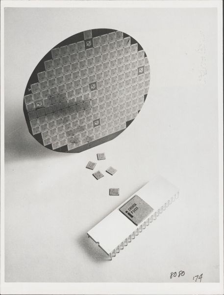 Erfolgreich wurde aber erst der 8080. Hier sieht man auch einen der noch sehr kleinen Wafer, aus dem die Chips geschnitten wurden. (Bild: Intel)