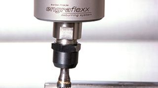 Bild 1: Seitlich ausgelenkte Spindel des Werkzeugsystems: Beim Abfahren der programmierten Kontur wird dadurch der Fräser immer gleichmäßig gegen das Werkstück gedrückt. (Bild: SEH Technik)