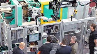 Automatische Fertigungszellen für Hochlohnländer stehen im Fokus der Fakuma 2012. Was beim Spritzgießen zählt, sind hohe Qualität und niedrige Stückkosten. (Bild: P. E. Schall)