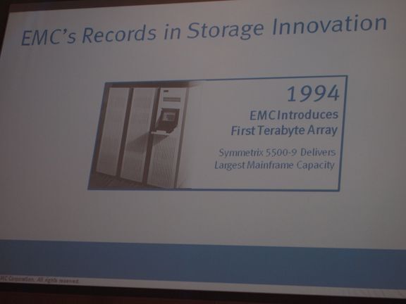 Symmetrix 5500-9: Nicht einmal zwanzig Jahre ist es her, dass man für ein Terabyte Speicherkapazität noch ein ganzes Speicher-Array benötigte. (Archiv: Vogel Business Media)