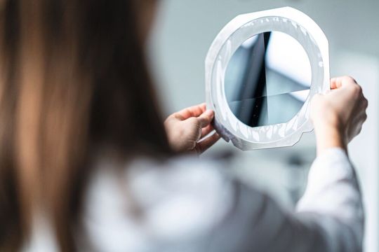 Das lasergestützte Verfahren soll das Schneiden von Wafern deutlich produktiver machen.(Bild:  Trumpf)