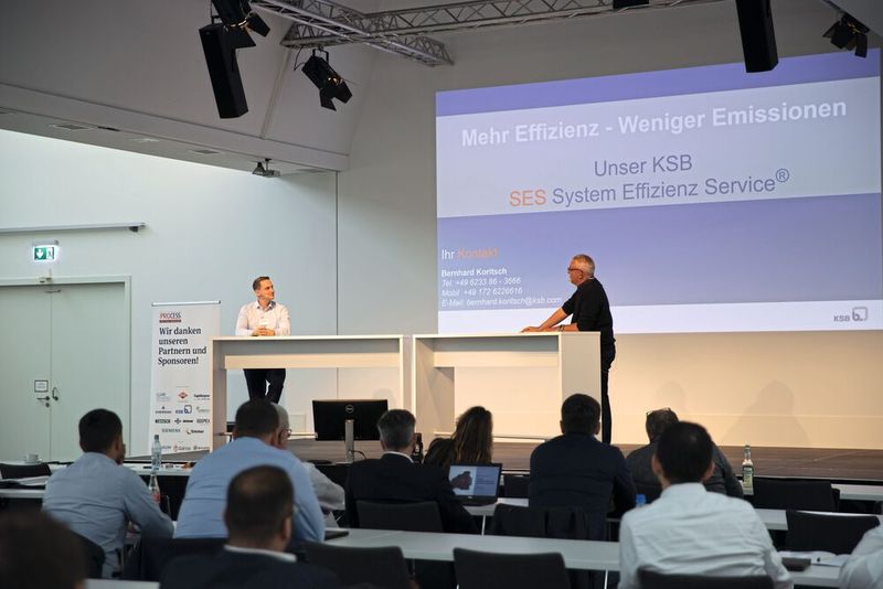 ..erklärt Bernhard Koritsch von KSB. Zum Glück hat der Pumpenexperte eine Systemeffizienz-Service-Analyse nach Würzburg mitgebracht. (Bild: Oxana Gruber Photography)