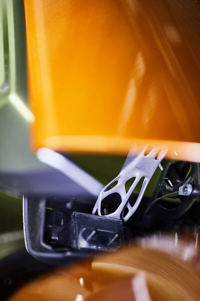 Diese Halterung der Verdeckabdeckung des BMW i8 Roadster wird additiv gefertig. Die Kleinserie besteht aus einer Aluminiumlegierung udn ist leichter als die üblichen Kunststoffspritzgussteile. (Wilfried Wulff, BMW)