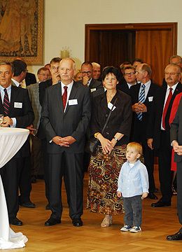 Abschiedsrunde: Zur Verabschiedung von ZDK-Geschäftsführer Volker Kuhn kamen rund 100 Gäste nach Berlin, darunter seine Frau Marlies Kuhn und sein Enkelkind. (Zietz)