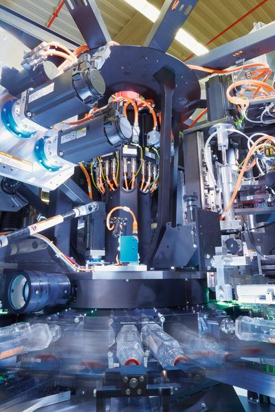 Bild 1: Kompakte, modular aufgebaute Druckmaschine zum Bedrucken von Produkten mit komplexer Geometrie – ausgestattet mit Servoantrieben Indradrive. (Bild: Bosch Rexroth)